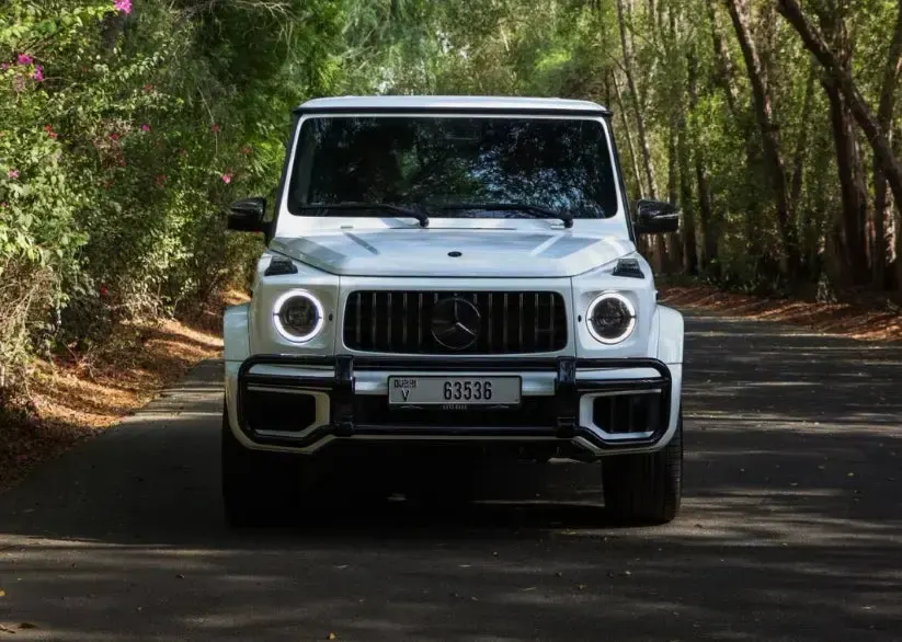 مرسيدس-بنز G63 أبيض 2025 أو ما شابه