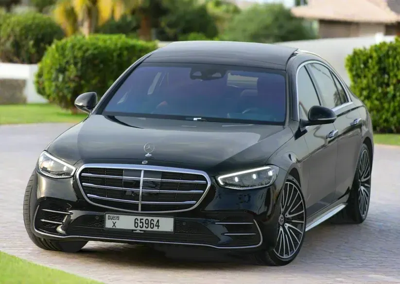 مرسيدس-بنز S500 2022 أو ما شابه